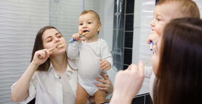 Tandenpoetsen bij Baby