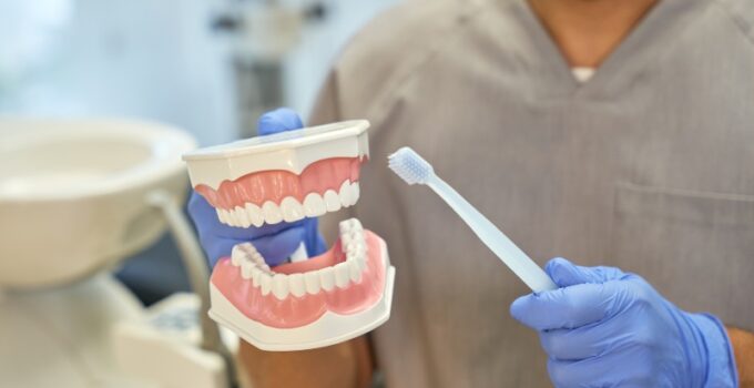 Hoe vaak moet men naar de mondhygiënist ?