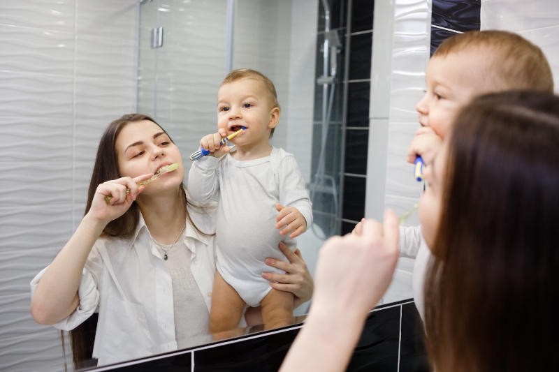 De allereerste echte poetsbeurt bij je baby